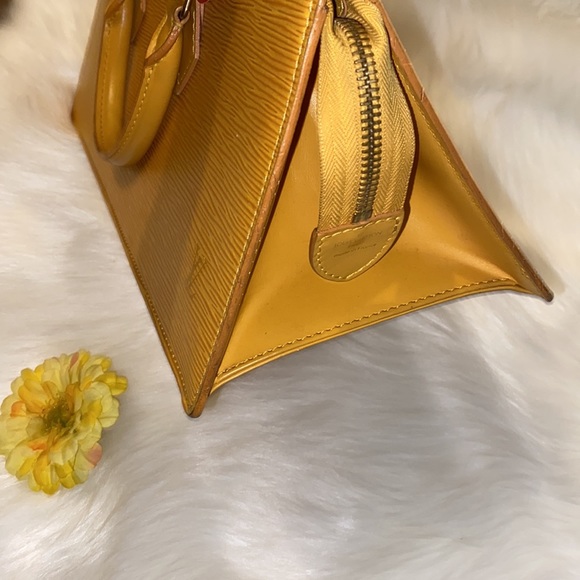 🌸👜Authentic Louis Vuitton Epi Sac Triangle - Picture 10 of 16